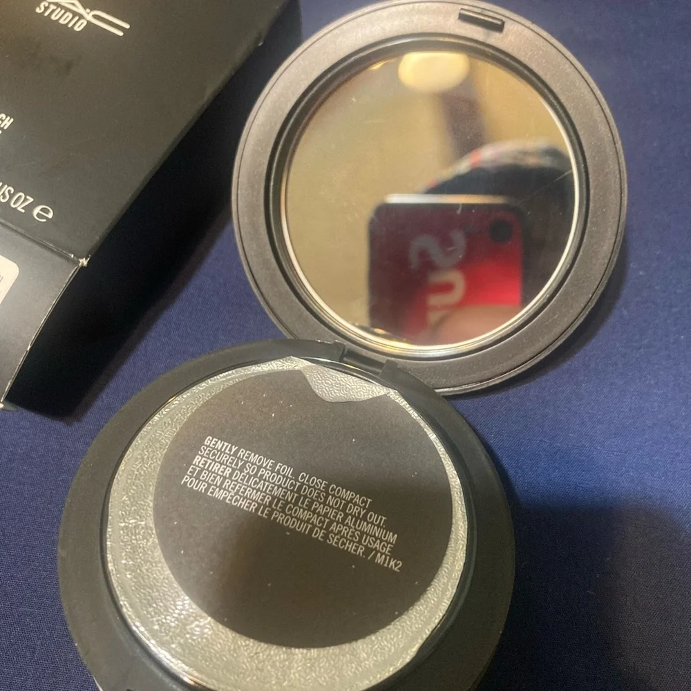 MAC Studio Tech Foundation NC44 - Picture 3 of 5